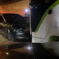 Este jueves un vehículo particular se estrelló contra un bus durante la madrugada. FOTO: Cortesía