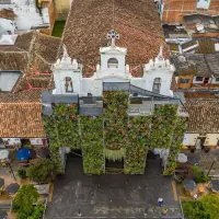Iglesia en el parque principal de El Retiro, Antioquia. Foto: Camilo Suárez