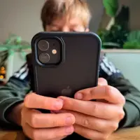 Investigadores de la UCLA evaluaron a estudiantes de tercero y sexto grado y encontraron que la posesión de un celular propio, y no su presencia durante las clases, se asocia con menores puntajes en comprensión lectora. FOTO Gettty
