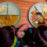 El Programa de Alimentación Escolar (PAE) brinda un complemento alimentario a niños, niñas y adolescentes en colegios del país. FOTO JULIO CÉSAR HERRERA