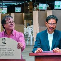 El anuncio oficial del retiro de la Constituyente lo dio el vocero del comité promotor de la convocatoria, Armando Custodio Wouriyú Valbuena. Petro y Cepeda compartían la misma propuesta. Fotos: Colprensa y Manuel Saldarriaga.