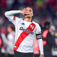 El volante antioqueño Juan Fernando Quintero celebró de manera muy emotiva la victoria de River Plate ante San Lorenzo, por penales, para el paso a los cuartos de final de Primera División en Argentina. FOTO GETTY 