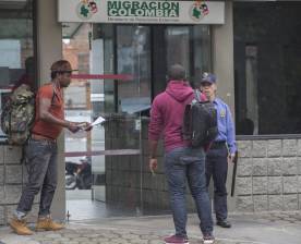 Imagen de referencia de unos migrantes realizando trámites en una oficina de Migración Colombia en Medellín. Foto: Julio César Herrera Echeverri
