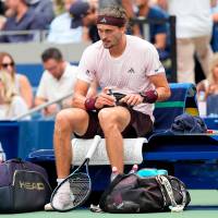 El tenista Alexander Zverev, de 29 años, se aplica una inyección de insulina durante la final del Abierto de Estados Unidos 2026. FOTO GETTY 