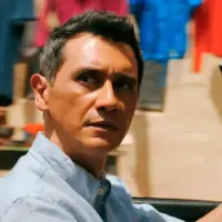 Carlos Manuel Vesga está nominado a los Premios Emmy 2026 por interpretar a Manousos Oviedo en la serie Pluribus. FOTO: Apple TV.