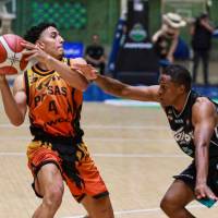El jugador David Ojeda de Paisas (uniforme naranja) es uno de los más destacados de la Liga Profesional de baloncesto. Este sábado Paisas juega en el coliseo de la Universidad de Medellín. FOTO MANUEL SALDARRIAGA