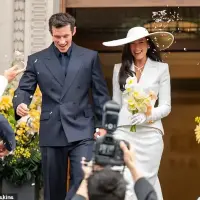 Dua Lipa lució un vestido blanco acompañado de un sombrero diseñado por la prestigiosa casa de moda Schiaparelli. Por su parte, Callum Turner vistió un elegante traje azul oscuro durante la ceremonia. Foto: Tomada de redes sociales