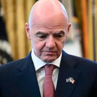 Gianni Infantino, presidente de la FIFA, enfrenta nuevas críticas de federaciones europeas por la gestión y gobernanza del organismo. FOTO: AFP. 