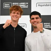 El italiano Jannik Sinner y el español Carlos Alcaraz harán una exhibición este sábado en Japón como preámbulo del Abierto de Australia. FOTO AFP