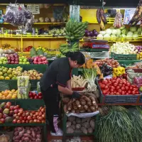 El 40% de los colombianos reporta que las finanzas de sus hogares estaban mejor de lo esperado. El 76% se muestra positivo sobre sus perspectivas financieras y el mismo porcentaje esperaba un crecimiento de sus ingresos para los próximos 12 meses. FOTO: Manuel Saldarriaga.