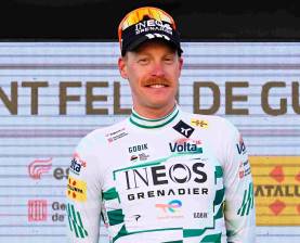 El francés Dorian Godon del Team Ineos, vigente campeón de su país de ciclismo en ruta, ganó la primera etapa de la Vuelta a Cataluña, en la que compiten cinco colombianos. FOTO TOMADA X@INEOSGrenadiers