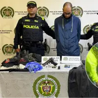 En el allanamiento de su vivienda encontraron banderas del ELN, prendas militares, un dron y notas sobre fabricación de explosivos. Fotos: cortesía