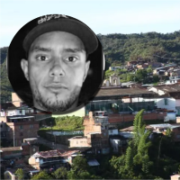 Julián Hincapié, comunicador hallado muerto, adelante. Atrás, panorámica de Anorí, Antioquia. Foto: ARCHIVO EL COLOMBIANO y cortesía.