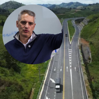 El gobernador de Antioquia, Andrés Julián Rendón al frente. Atrás la idea de la vía entre La Ceja y La Pintada. Foto: EL COLOMBIANO.