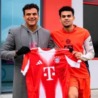 El cantante Silvestre Dangond junto a Luis Día quien le entregó una camiseta autografiada del Bayern Múnich. FOTO TOMADA X @LuisFDiaz19