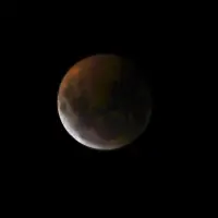 Durante los eclipses lunares, la atmósfera terrestre filtra la luz solar y tiñe la Luna de tonos rojizos visibles incluso a simple vista. FOTO Robinson Sáenz Vargas