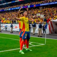 El futbolista James Rodríguez recibe la corona que le ofreció Luis Díaz en los cuartos de final de la Copa América 2024. Foto: Juan Antonio Sánchez