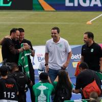 James junto con la camiseta número 23, la que eligió en Nacional. FOTO CAMILO SUÁREZ