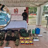 En Ituango, encontraron material explosivos, uniformes y brazaletes alusivos a las disidencias de las Farc. Foto: Ejército Nacional.
