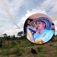 La propuesta del gobernador de Antioquia es la aspersión de glifosato con drones. Sin embargo, Carlos Molina (adelante), alcalde de Valdivia, advierte sus riesgos y pide apoyar la sustitución voluntaria del cultivo. Fotos: Colprensa y tomada de redes.