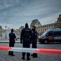 El robo, que duró solo unos minutos, reavivó las críticas sobre el estado y la seguridad del museo más visitado del mundo. FOTO: Getty