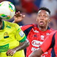 El Atlético Bucaramanga se mostró efectivo en los primeros minutos del partido en Medellín. Foto: Manuel Saldarriaga