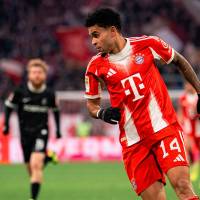 Luis Díaz durante el partido con el Friburgo. FOTO @FCBayernEN