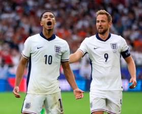 Jude Bellingham y Harry Kane celebran la clasificación de Inglaterra a los cuartos de final de la Eurocopa. FOTO TOMADA @EUROCOPA2024