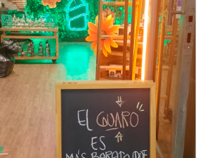Este es el cartel que causó la polémica. Foto: Twitter. 