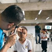 Con kaleidos, dispositivo oftalmológico portátil que realiza exámenes visuales no invasivos en pocos minutos, tamizaron a más de 800 niños de los municipios de Támesis, Salgar y Medellín. FOTO CORTESÍA