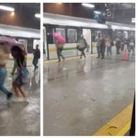 El agua se coló hasta la plataforma de la estación Madera del metro donde los usuarios tuvieron que correr para refugiarse de la lluvia. FOTO: Cortesía 
