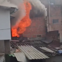 El incendio consumió por completo una vivienda ubicada en un quinto piso en Itagüí. Foto: cortesía.