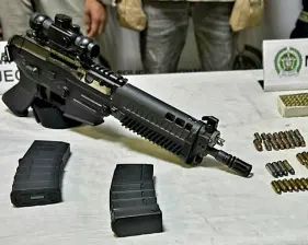 Esta subametralladora Sig Sauer P556 fue encontrada luego de la captura de tres personas por el asesinato de dos personas en el barrio La Paralela, de Medellín. FOTO: CORTESÍA