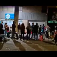 El panorama en las sedes de dispensadores de medicamentos en Cali durante la madrugada de este viernes. FOTO CAPTURA DE VIDEO