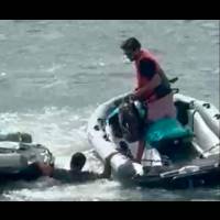 Imagen del momento en el que personas en motos acuáticas sacan al hombre del agua tras saltar del buque. FOTO CAPTURA DE VIDEO