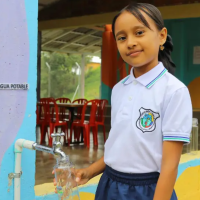 Imagen ilustrativa de estudiante de colegio con agua potable. Foto: cortesía.