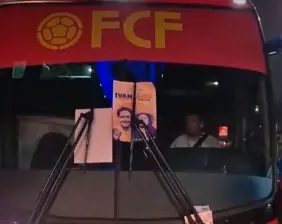 El conductor del bus de la Selección Colombia fue retenido por un grupo de manifestantes y seguidores de Iván Cepeda, quienes vandalizaron el bus. FOTO PANTALLAZO