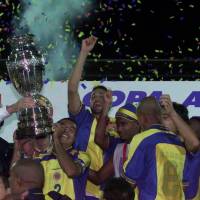 Los jugadores de la Selección Colombia celebrando el título de la Copa América 2001 que se realizó en el país: Armenia, Pereira, Manizales, Cali, Barranquilla, Medellín y Bogotá, como sedes. FOTO MANUEL SALDARRIAGA 