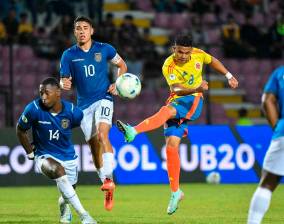 El delantero de Águilas Doradas, Royne Benítez (#8), es titular con Colombia en el duelo ante Bolivia, en el Sudamericano Sub-20 que se disputa en Venezuela. FOTO CORTESÍA FCF