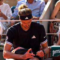 Zverev se aplica insulina durante un cambio de lado. El alemán, diagnosticado con diabetes tipo 1 a los tres años, visibiliza su condición para inspirar a niños con la misma enfermedad. FOTO Instagram golesendir