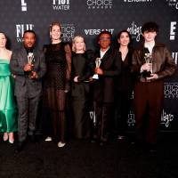 El elenco de Adolescencia y los cuatro galardones de los Critics Choice que consiguieron este domingo. FOTO Getty
