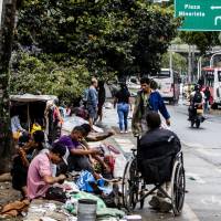 Habitantes de calle se toman los corredores cerca al Museo de Antioquia y la Plaza de Botero. Foto: Julio César Herrera Echeverri.
