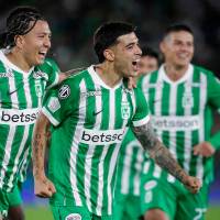 Elías Cabrera es la principal revelación de Nacional entre los refuerzos que llegaron al club este semestre. Acá celebra con Ian Poveda, otro de los refuerzos del Verde. FOTO COLPRENSA 