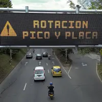 La medida del pico y placa en Medellín y el Valle de Aburrá volverá este lunes con sanciones para quienes circulen sin poder hacerlo. FOTO: MANUEL SALDARRIAGA