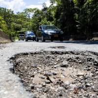 Los transportadores cuentan más de 900 huecos que, desde hace más de dos meses, están exigiendo que arreglen por su seguridad. Foto: Julio César Herrera Echeverri.