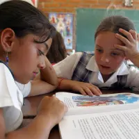 Imagen de referencia de alumnas de primaria leyendo en el salón de clases. FOTO: EL COLOMBIANO