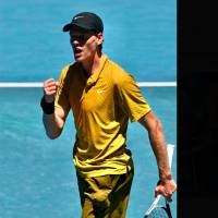 El italiano, Jannik Sinner, número dos del mundo celebra tras lograr la clasificación a octavos de final del Abierto de Australia, tras superar inconvenientes por fuertes calambres. FOTO TOMADA X@janniksin