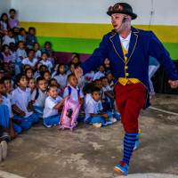 El mago Jeff compartió su arte con los niños de la Nueva Jerusalén. Foto: Julio Herrera