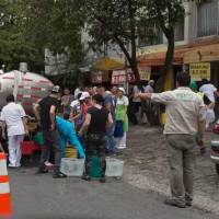 Las zonas que EPM ha sometido a racionamiento han sido abastecidas a punta de carro tanques. FOTO: EL COLOMBIANO 