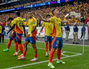 El técnico Néstor Lorenzo tiene un grupo base de jugadores que llevará al Mundial, pero la lista de posibilidades es amplia y podría armar hasta cinco nóminas competitivas. FOTO JUAN ANTONIO SÁNCHEZ